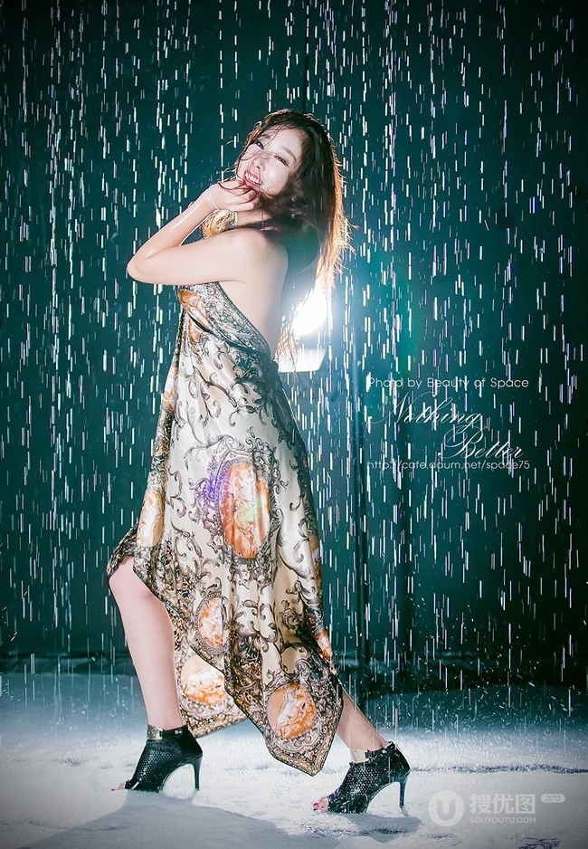 雨中裙摆 隐约可见 金多蕴雨中清透长裙唯美写真