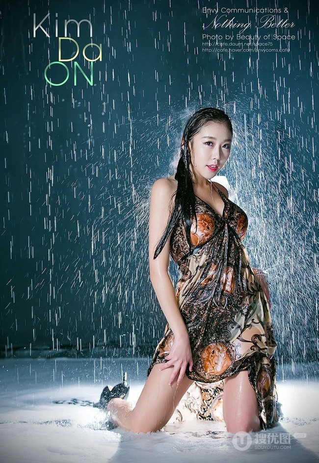 雨中裙摆 隐约可见 金多蕴雨中清透长裙唯美写真