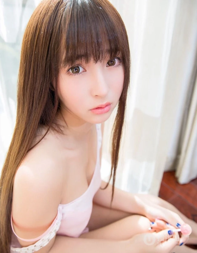 楚楚可人 清纯妹子张楚Aimee高清纯美室内写真