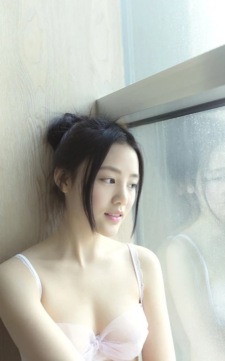 淡淡的室内 清纯浅粉少女家居服室内写真图片