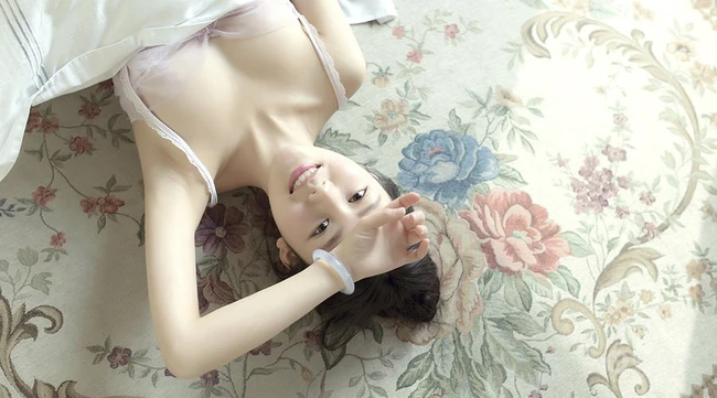 淡淡的室内 清纯浅粉少女家居服室内写真图片