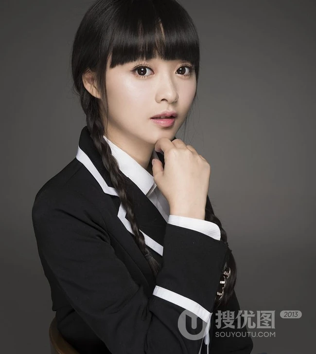 90后清纯女星余心恬学生制服写真