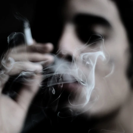 吸烟的欧美男人黑白意境美图-别怕，别孤独
