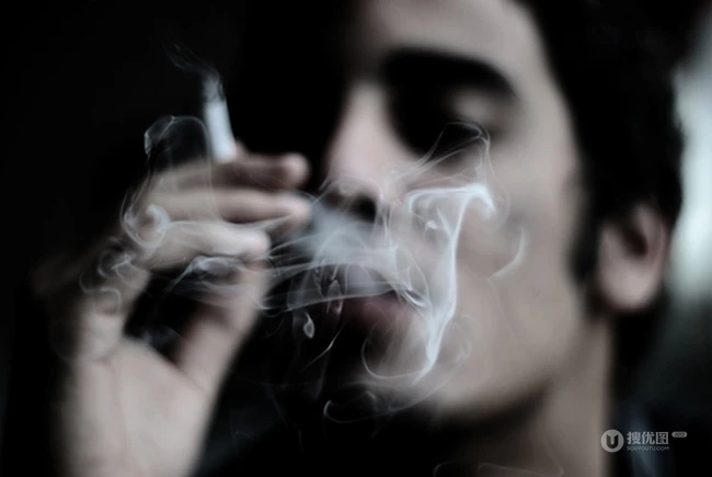 吸烟的欧美男人黑白意境美图-别怕，别孤独