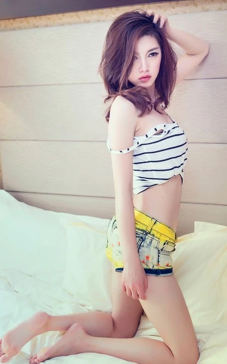 短裤女生模特欢欢室内气质美图