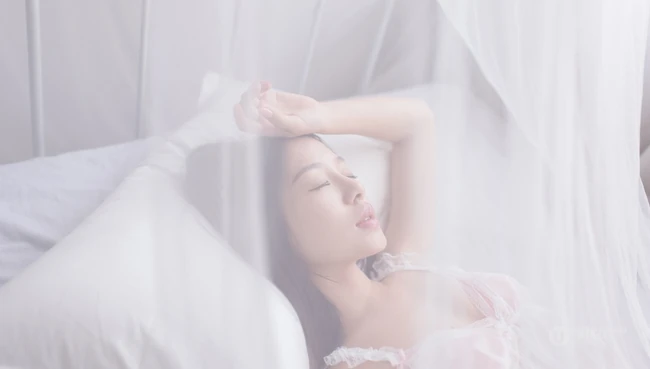轻纱，睡裙，朦胧感-清纯妹妹睡裙室内写真