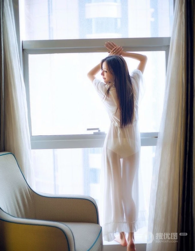 长发家居服嫩模唯美透明白裙气质室内写真