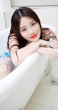气质女生高溜MilkCat 蓝色泳装浴室清透高清写真