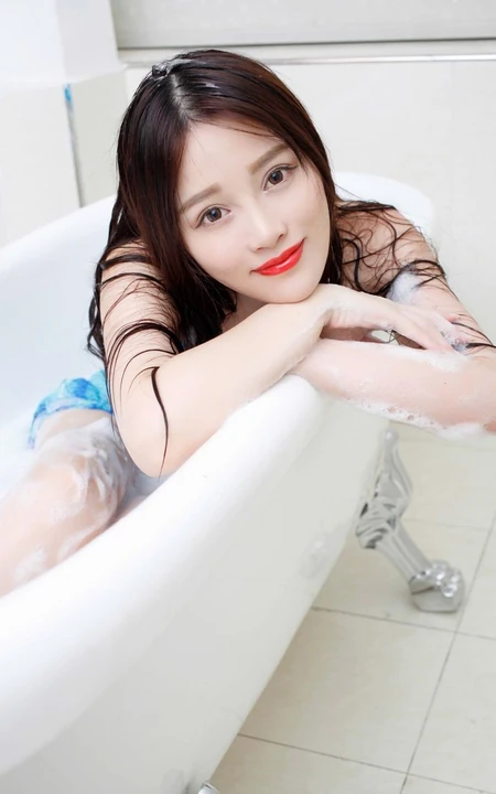 气质女生高溜MilkCat 蓝色泳装浴室清透高清写真
