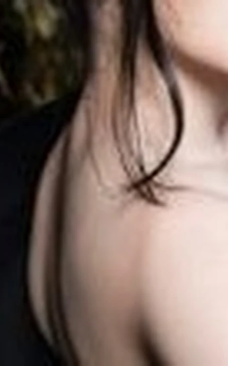 王子子简约全裸服装上阵-线条线条露半边-风景无限