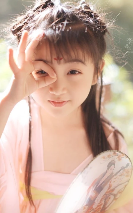 可爱大眼睛-双眼皮可爱女生李小月复古写真图片