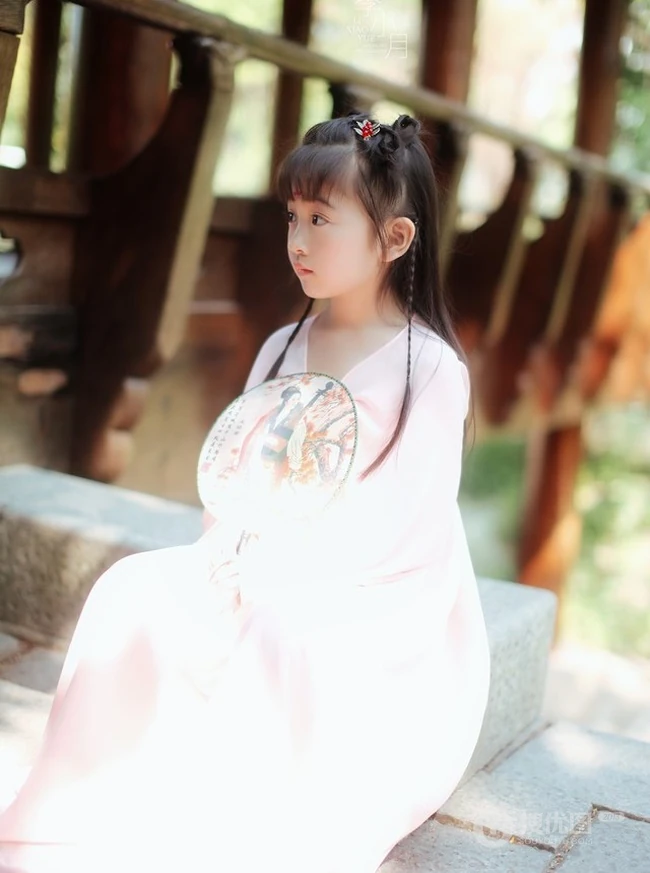 可爱大眼睛-双眼皮可爱女生李小月复古写真图片