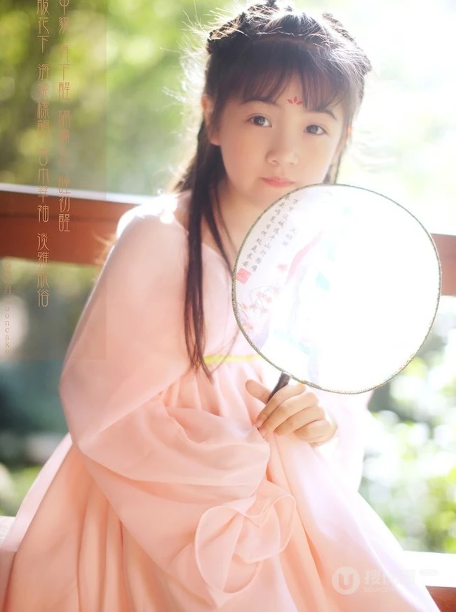 可爱大眼睛-双眼皮可爱女生李小月复古写真图片