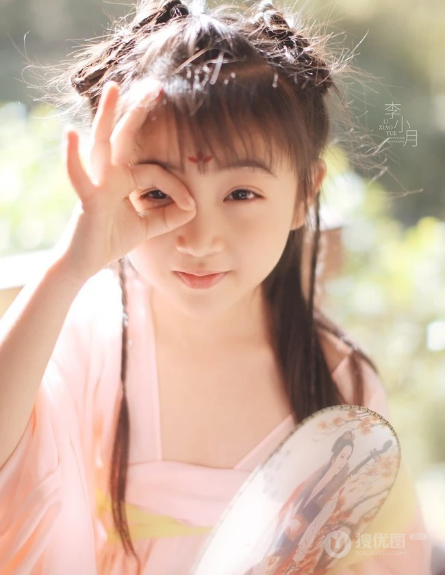 可爱大眼睛-双眼皮可爱女生李小月复古写真图片