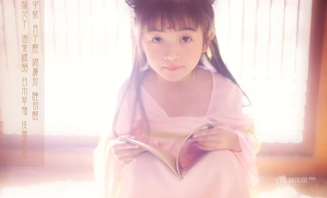 可爱大眼睛-双眼皮可爱女生李小月复古写真图片