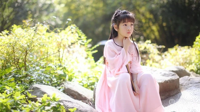 可爱大眼睛-双眼皮可爱女生李小月复古写真图片