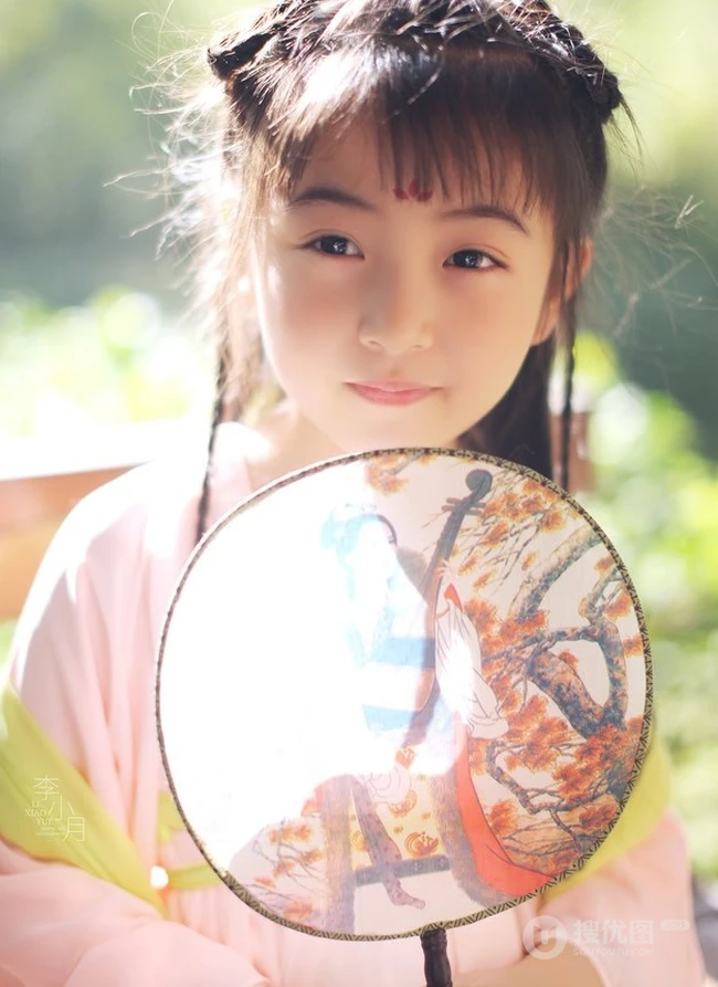 可爱大眼睛-双眼皮可爱女生李小月复古写真图片