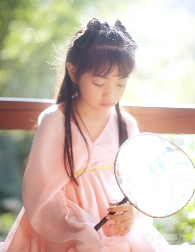 可爱大眼睛-双眼皮可爱女生李小月复古写真图片