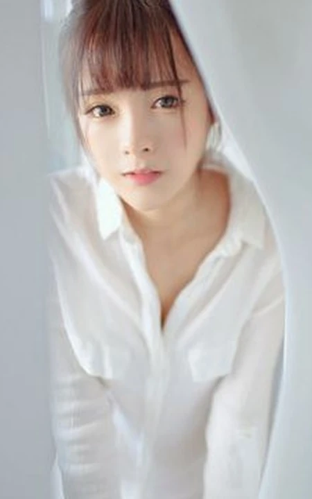 亚洲清纯大眼卧蚕刘海妹子清新自然室内写真