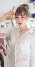 亚洲清纯大眼卧蚕刘海妹子清新自然室内写真