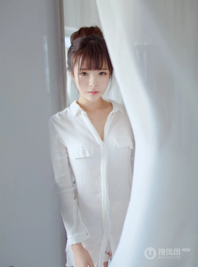 亚洲清纯大眼卧蚕刘海妹子清新自然室内写真