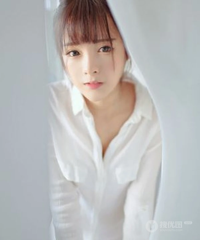 亚洲清纯大眼卧蚕刘海妹子清新自然室内写真