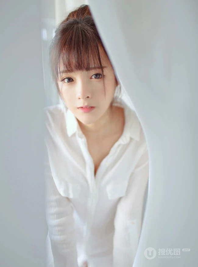 亚洲清纯大眼卧蚕刘海妹子清新自然室内写真
