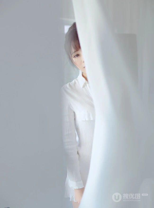 亚洲清纯大眼卧蚕刘海妹子清新自然室内写真