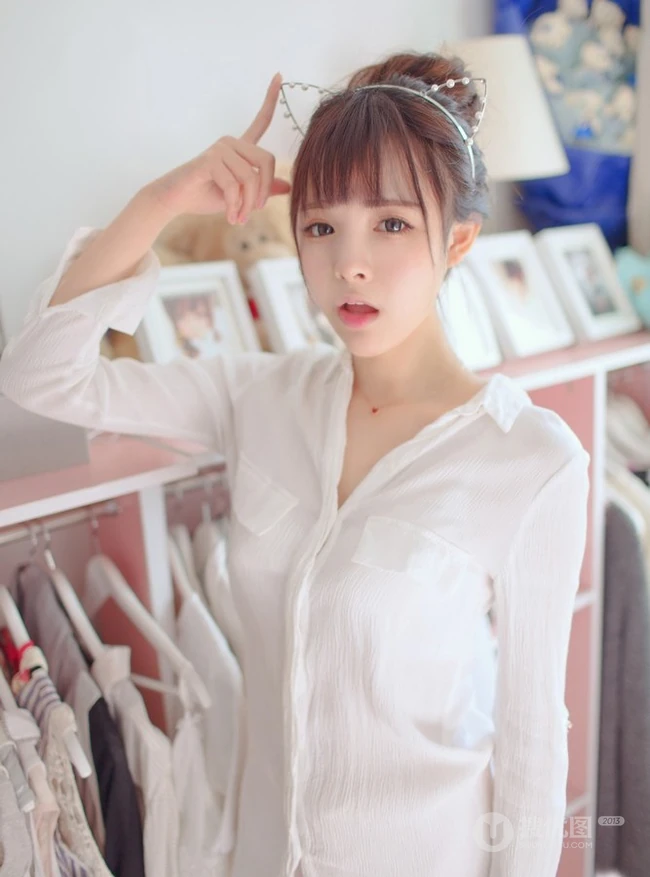 亚洲清纯大眼卧蚕刘海妹子清新自然室内写真