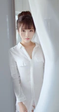 亚洲清纯大眼卧蚕刘海妹子清新自然室内写真