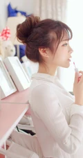 亚洲清纯大眼卧蚕刘海妹子清新自然室内写真