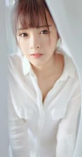 亚洲清纯大眼卧蚕刘海妹子清新自然室内写真