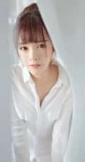 亚洲清纯大眼卧蚕刘海妹子清新自然室内写真