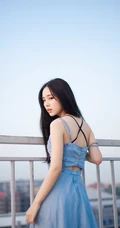 秀发如虹，秀雅绝俗-天台上的清纯轻灵女生写真