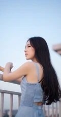 秀发如虹，秀雅绝俗-天台上的清纯轻灵女生写真