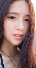 秀发如虹，秀雅绝俗-天台上的清纯轻灵女生写真
