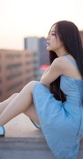 秀发如虹，秀雅绝俗-天台上的清纯轻灵女生写真