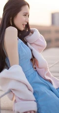 秀发如虹，秀雅绝俗-天台上的清纯轻灵女生写真