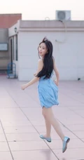 秀发如虹，秀雅绝俗-天台上的清纯轻灵女生写真