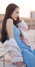 秀发如虹，秀雅绝俗-天台上的清纯轻灵女生写真