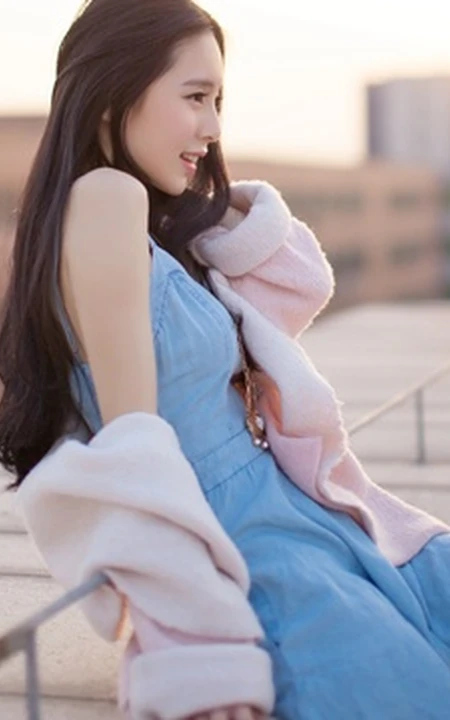 秀发如虹，秀雅绝俗-天台上的清纯轻灵女生写真
