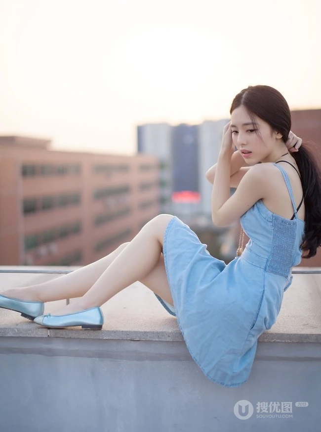 秀发如虹，秀雅绝俗-天台上的清纯轻灵女生写真