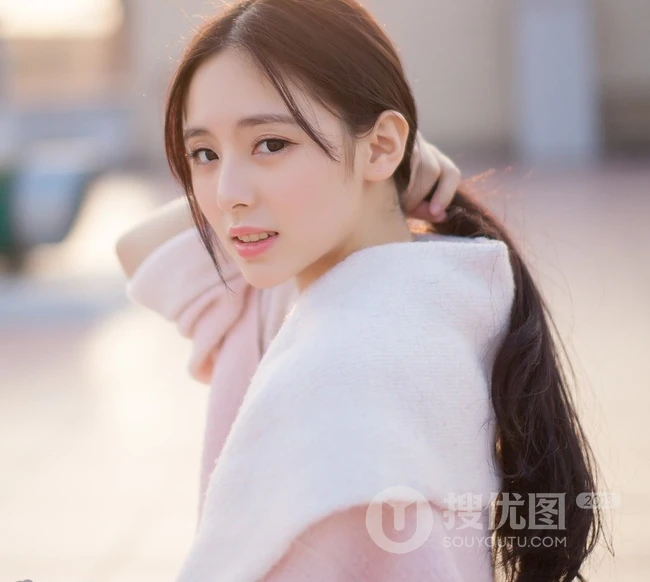 秀发如虹，秀雅绝俗-天台上的清纯轻灵女生写真