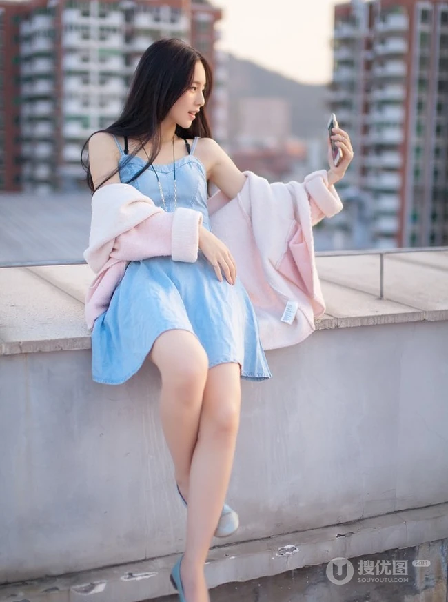 秀发如虹，秀雅绝俗-天台上的清纯轻灵女生写真