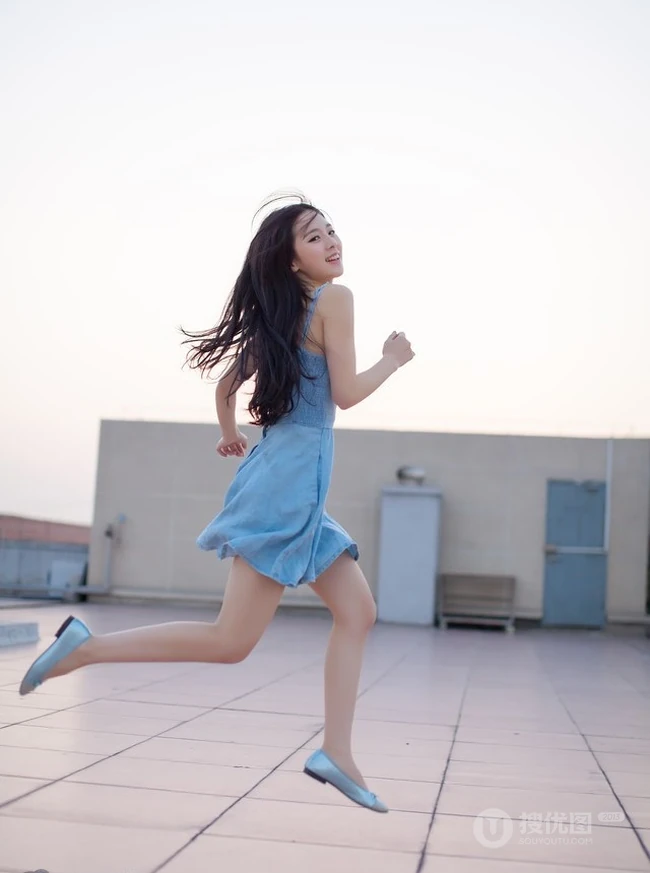 秀发如虹，秀雅绝俗-天台上的清纯轻灵女生写真