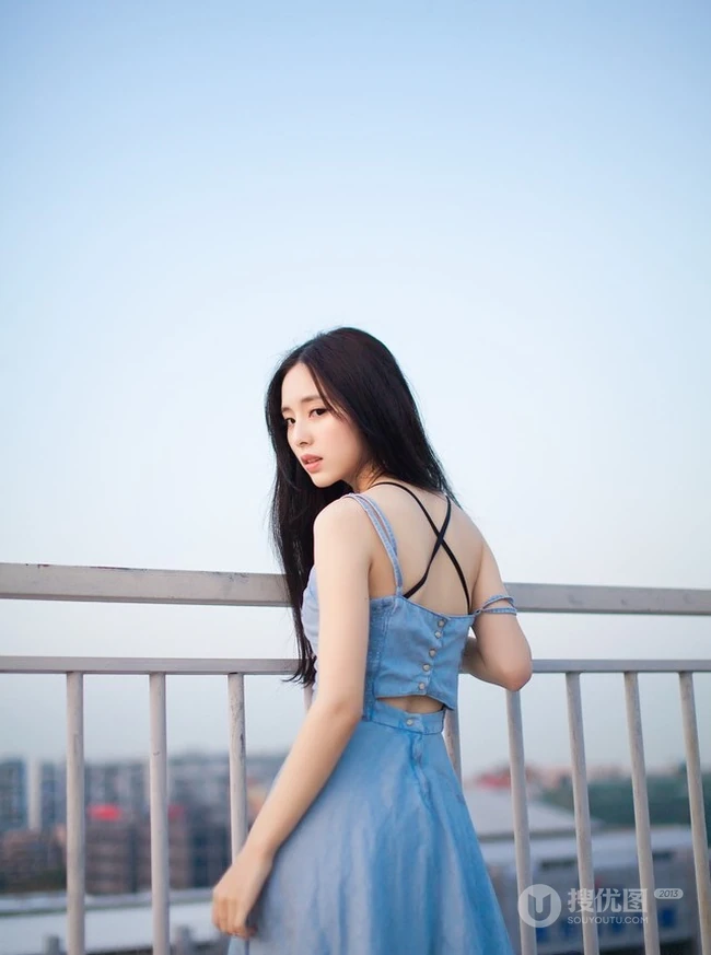 秀发如虹，秀雅绝俗-天台上的清纯轻灵女生写真