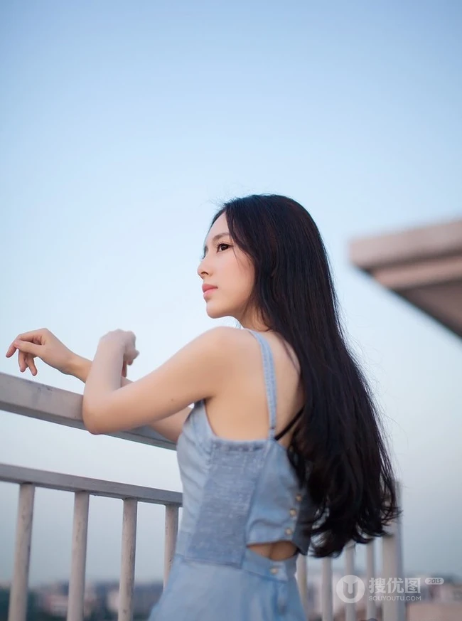 秀发如虹，秀雅绝俗-天台上的清纯轻灵女生写真