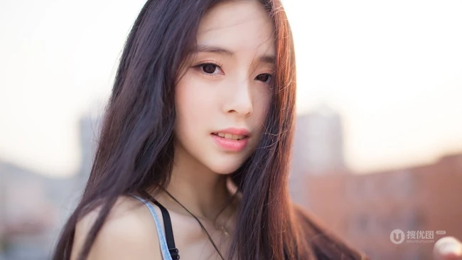 秀发如虹，秀雅绝俗-天台上的清纯轻灵女生写真