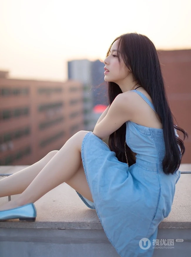 秀发如虹，秀雅绝俗-天台上的清纯轻灵女生写真