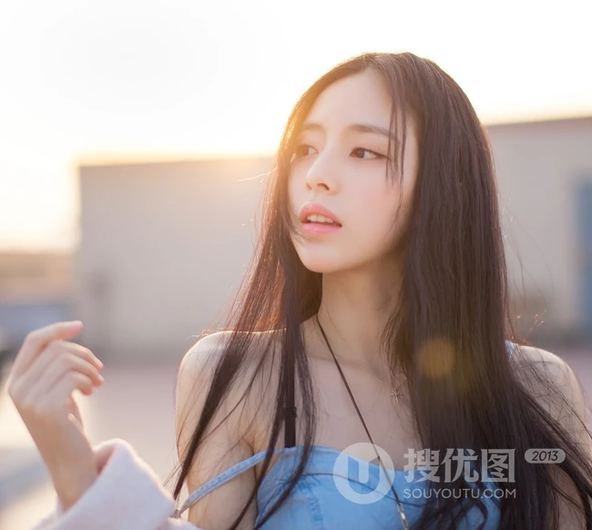 秀发如虹，秀雅绝俗-天台上的清纯轻灵女生写真